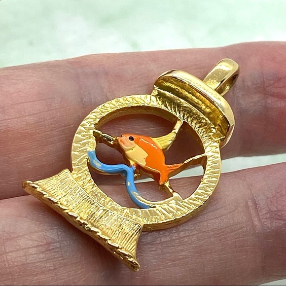 GOLD CROWN INC Fish Pendant - Picture 6 of 6